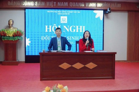 Tổng kết hoạt động, trao thưởng và đối thoại sinh viên Khoa Kinh tế